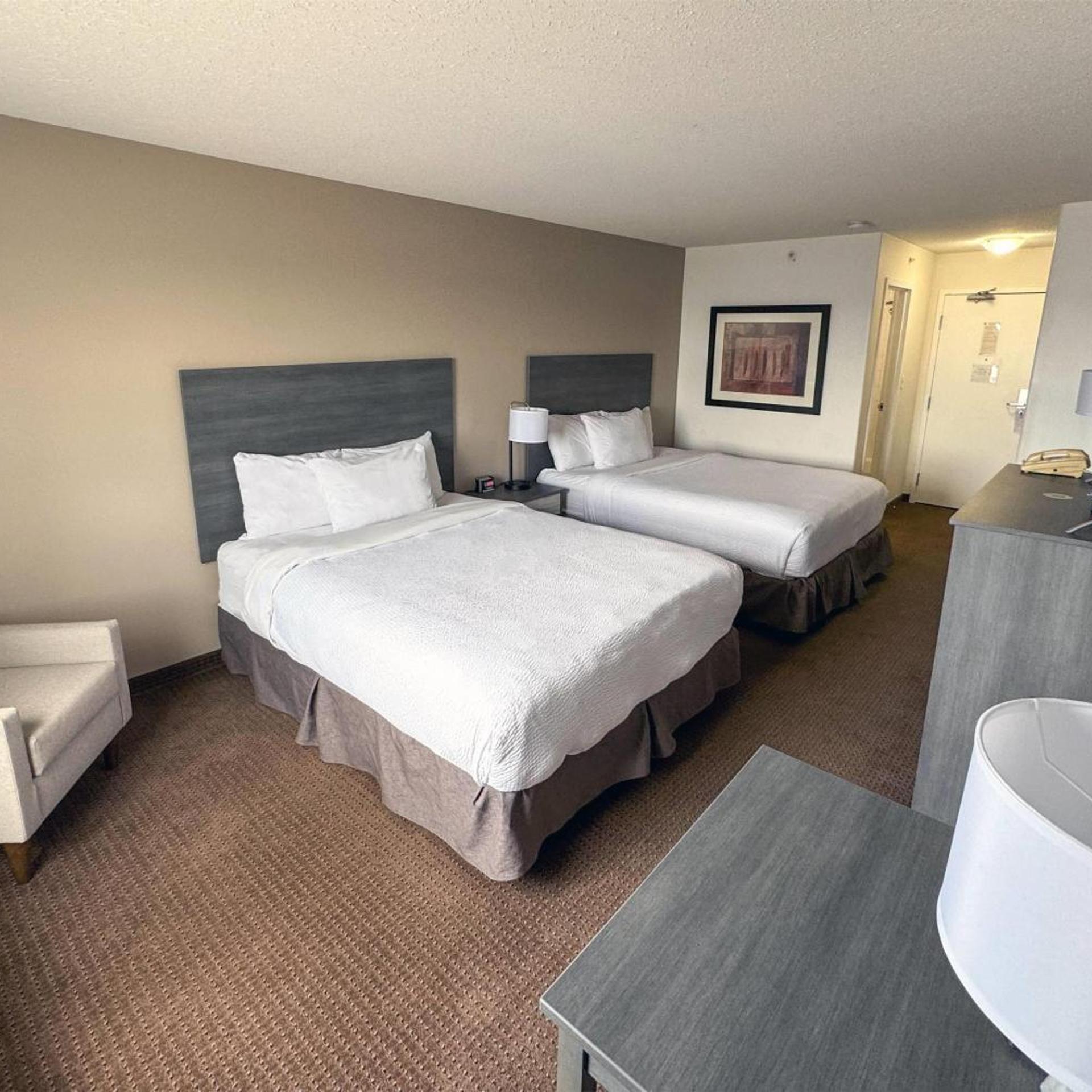 غرفة بسرير كينج وسريرين كوين، Ramada by Wyndham Sherwood Park 6/10