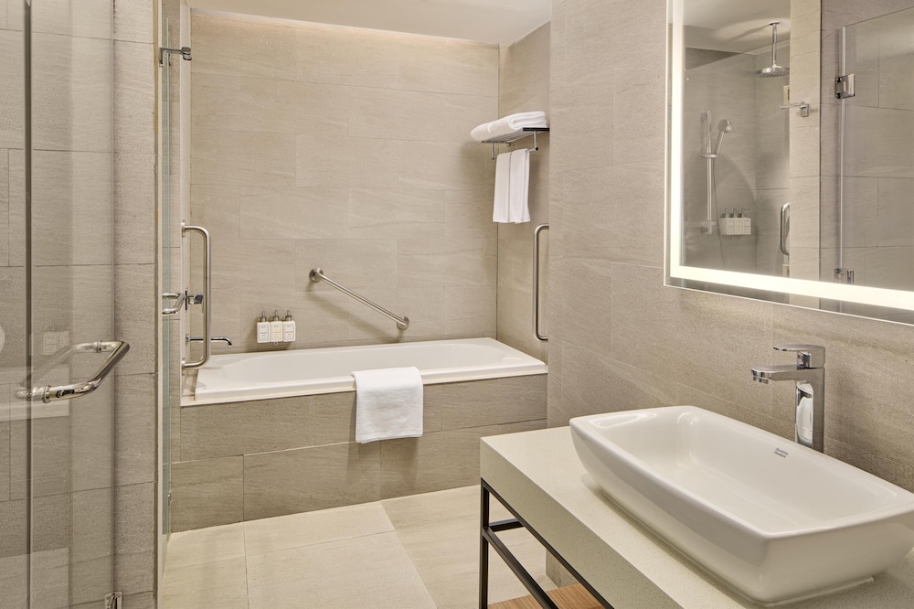 Park Inn By Radisson Clark 50/50