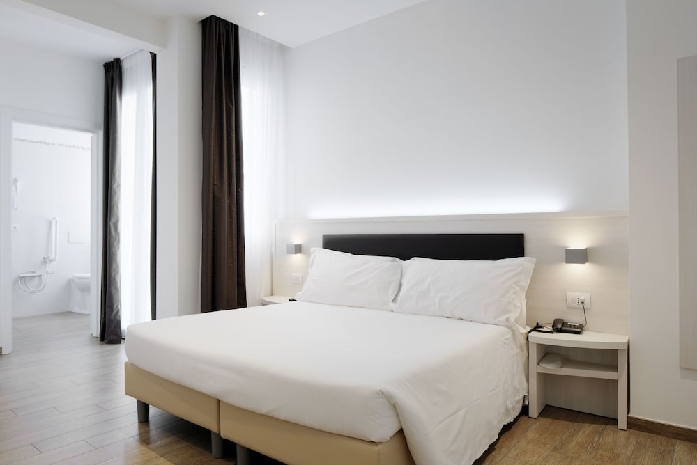 DELUXE, QUEEN BED