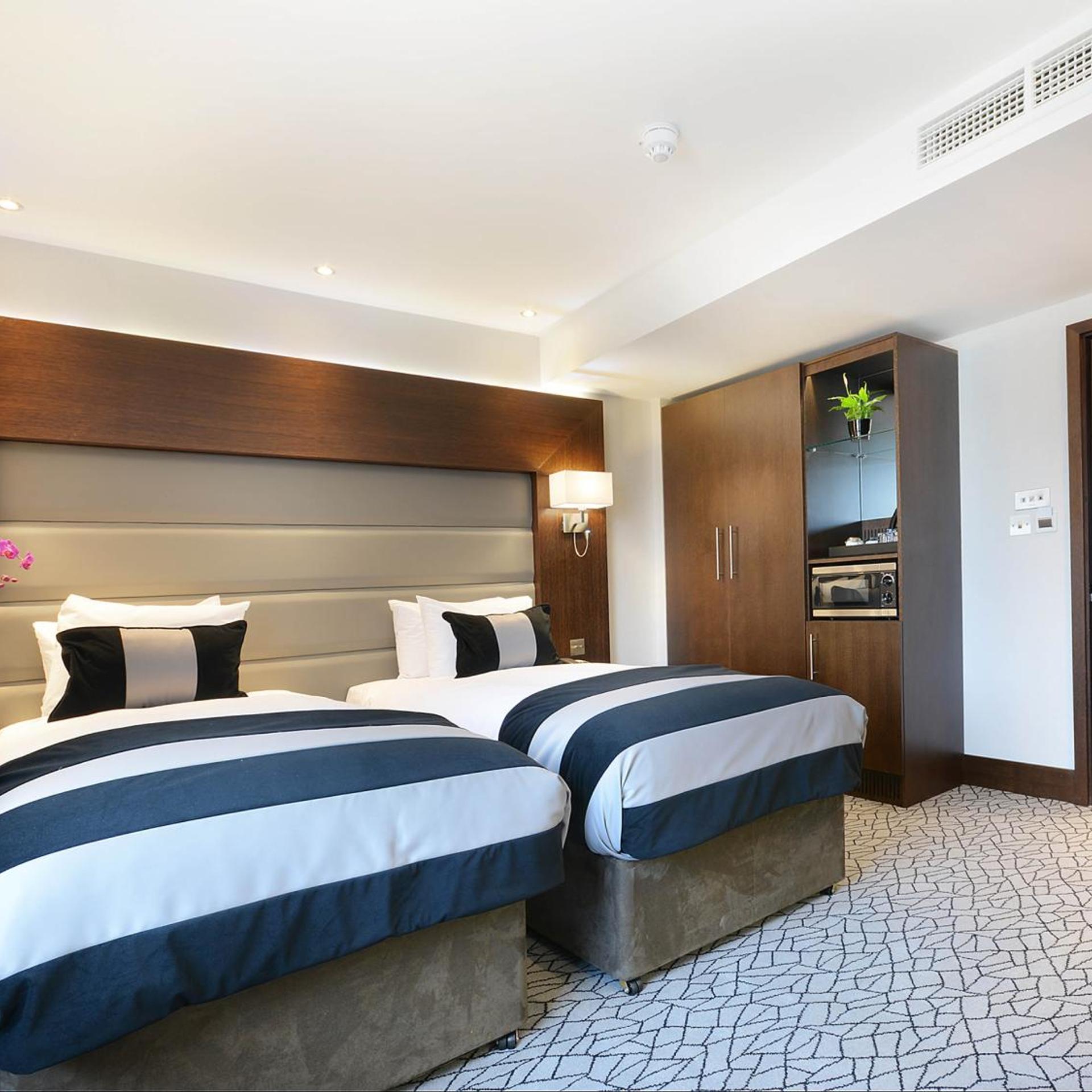 Deluxe, Triple, Court Wing