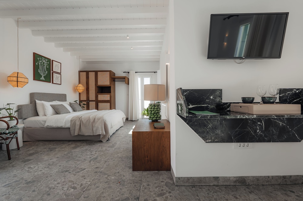 Pelican Bay Art Hotel 29/63