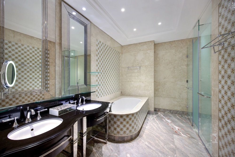 The Reverie Saigon Residential Suites 76/76