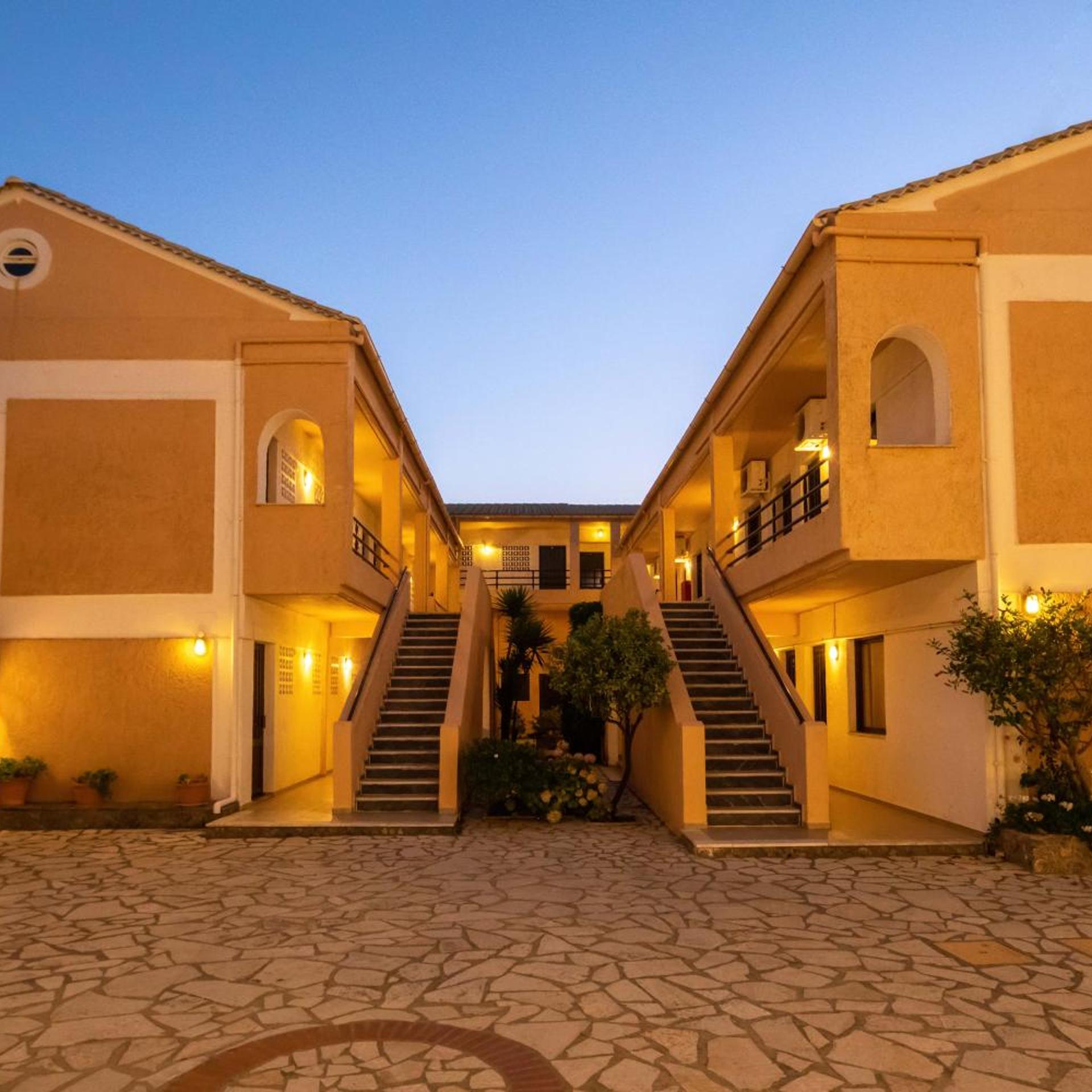 Rossis Beach Hotel 56/58