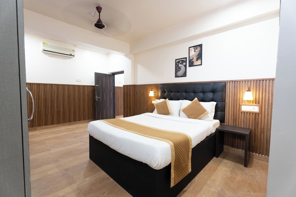 Hotel Mainak 11/36
