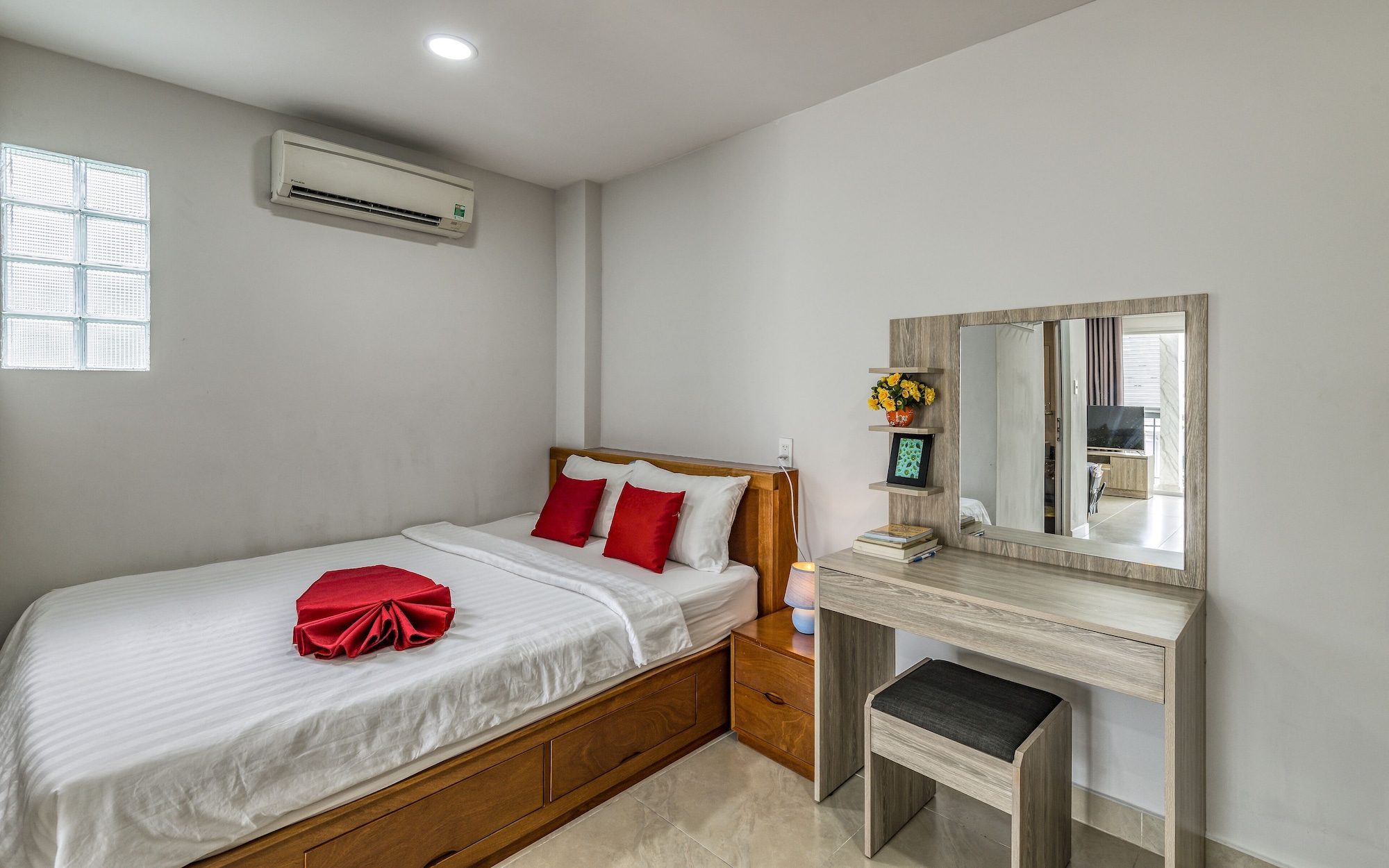 DELUXE, DOUBLE BED