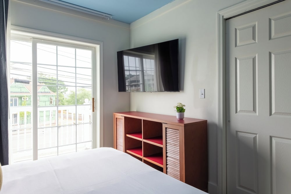 2 Bedrooms, Suite, 2 Queen Beds, Sofa, Balcony, Ogunquit Hotel 9/10