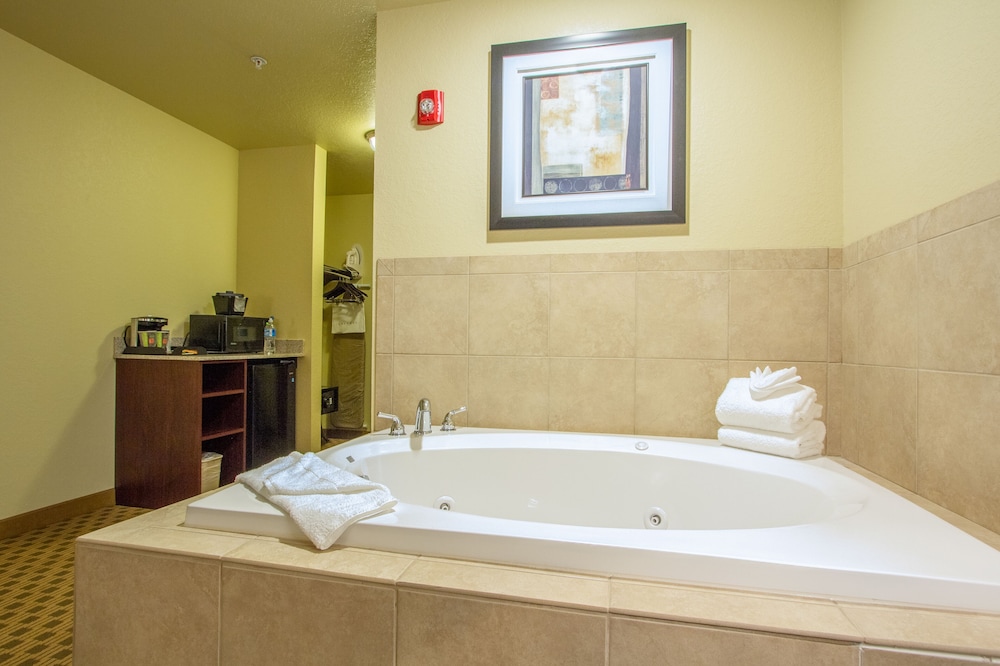 Cobblestone Inn Suites Corry Pa 30/70