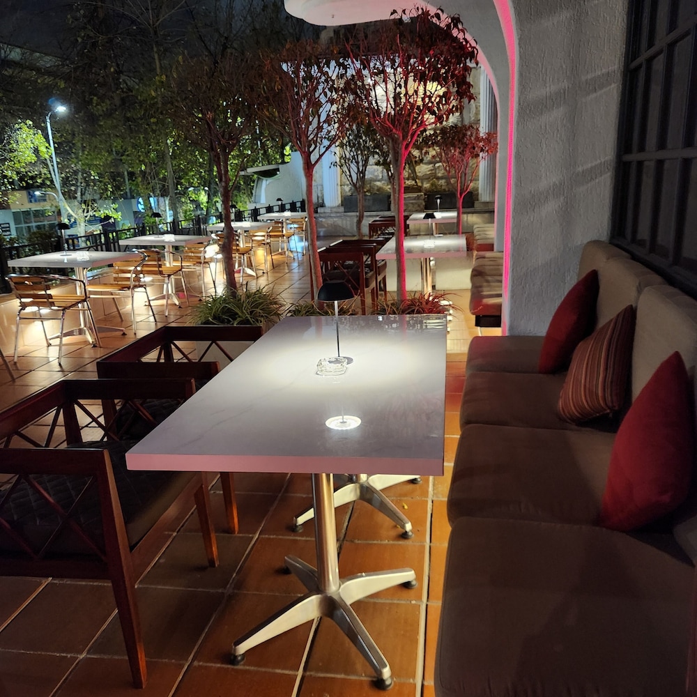 HOTEL REINA ISABEL 51/64
