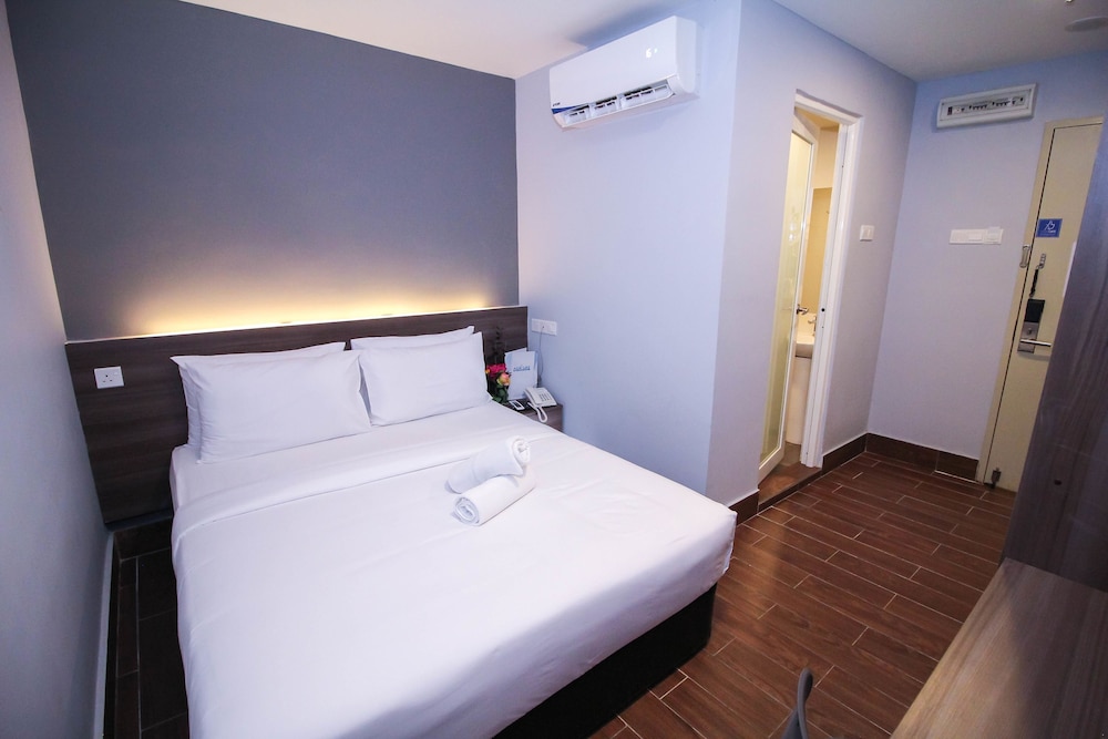 SUPERIOR, QUEEN BED