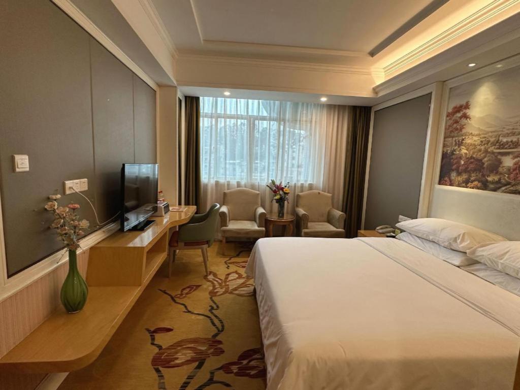 Vienna Hotel (Huizhou Qiuchang Yingbin Road) 27/57