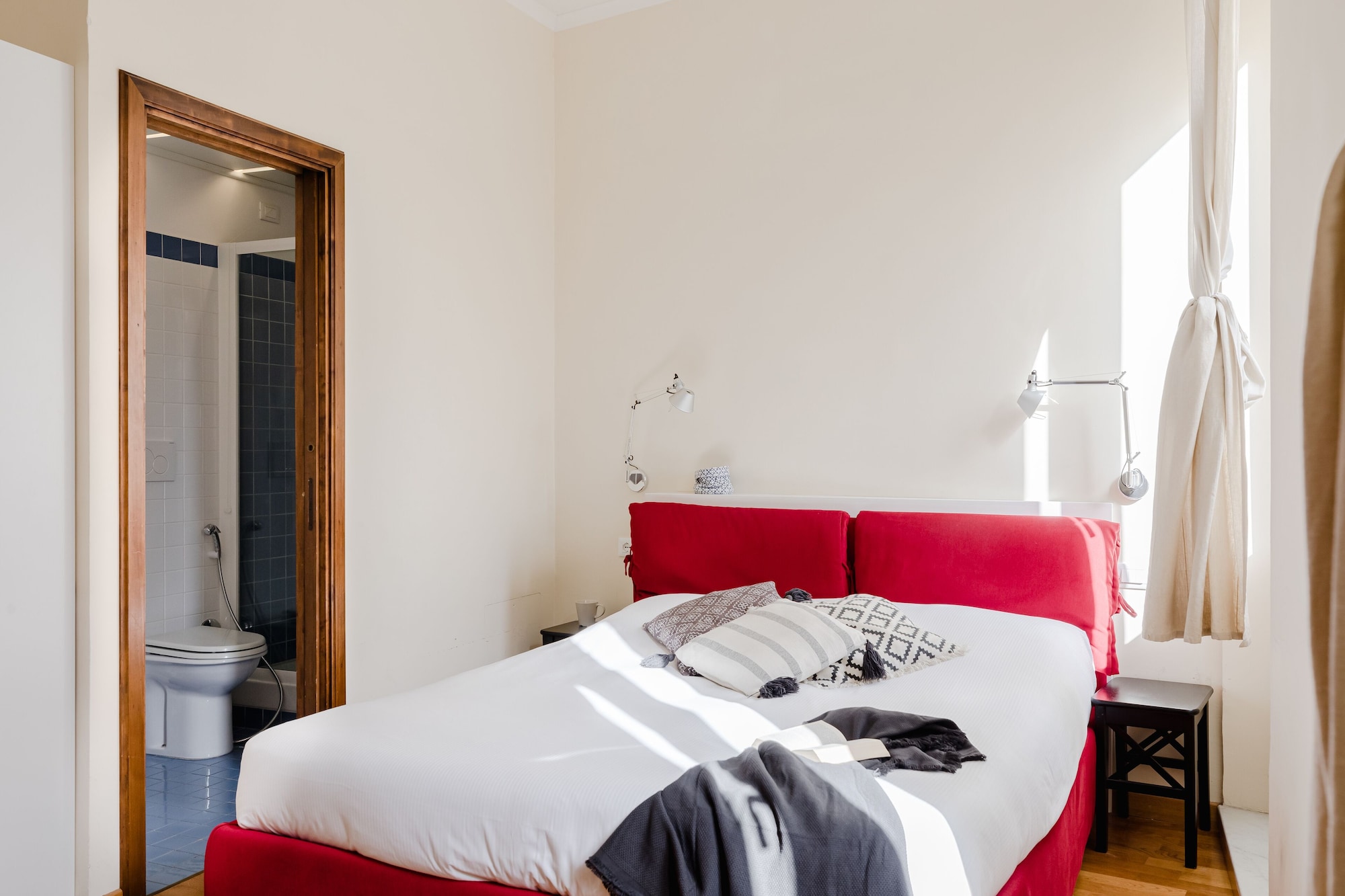 ROOM, DOUBLE BED