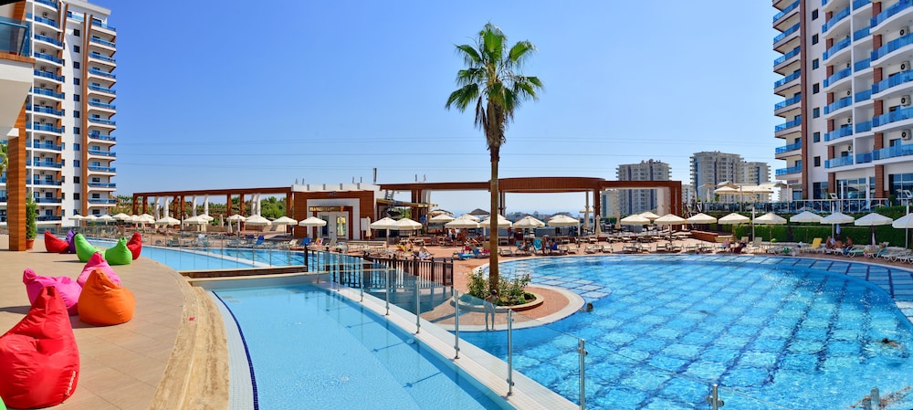 Azura Park Tourism Complex 8/75