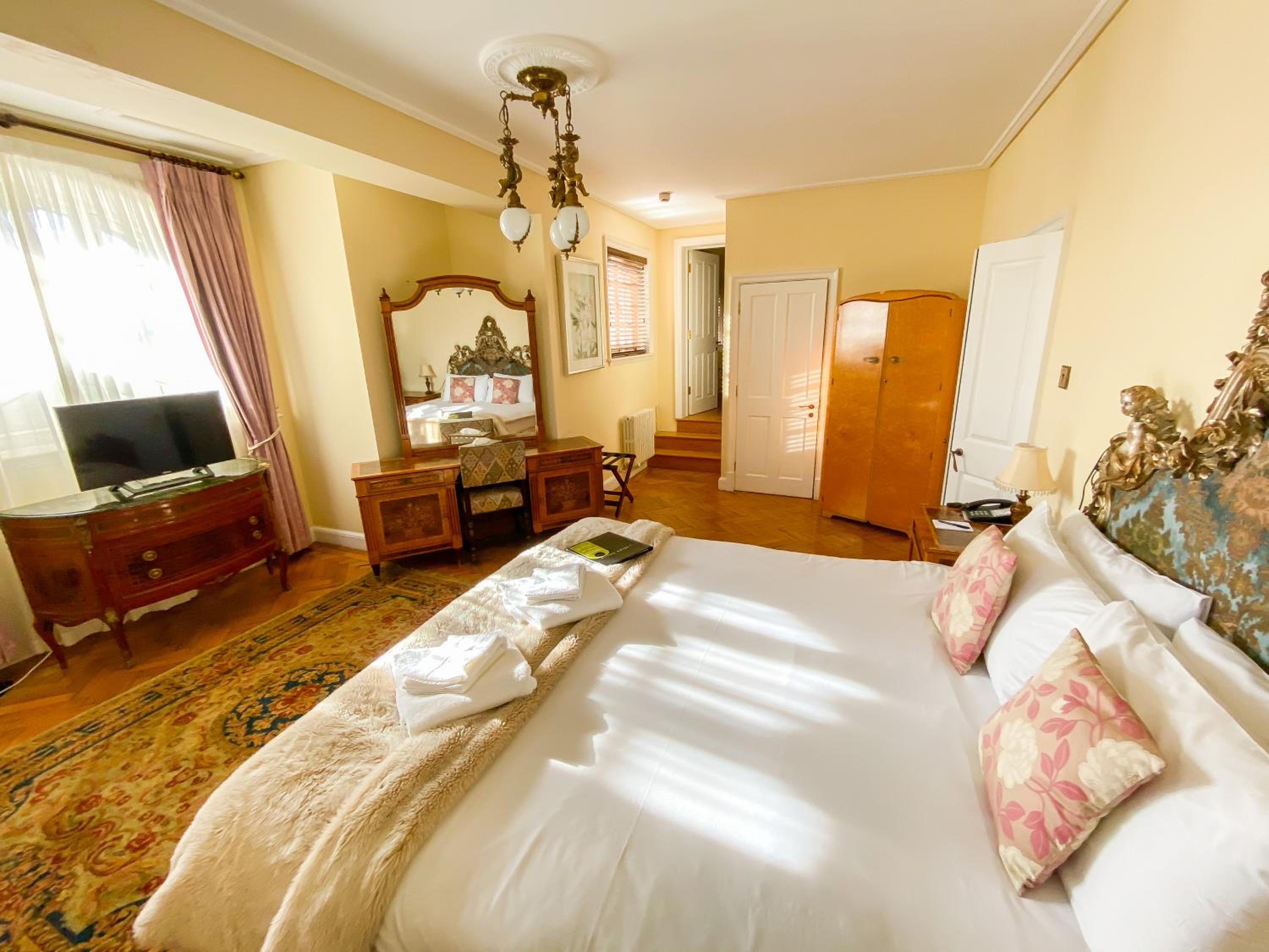Superior, Suite, St Giles House Hotel 5/10