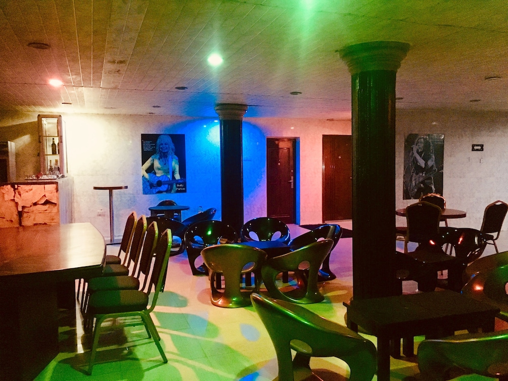 HOME INN HOTEL AND SUITES 28/33