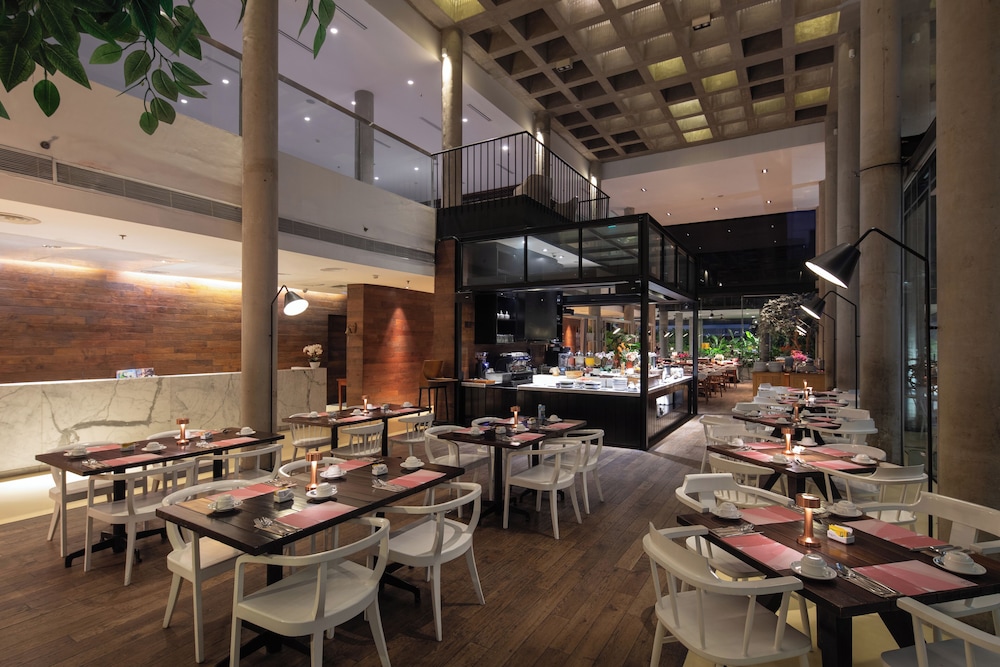 Morrissey Hotel Residences 44/60