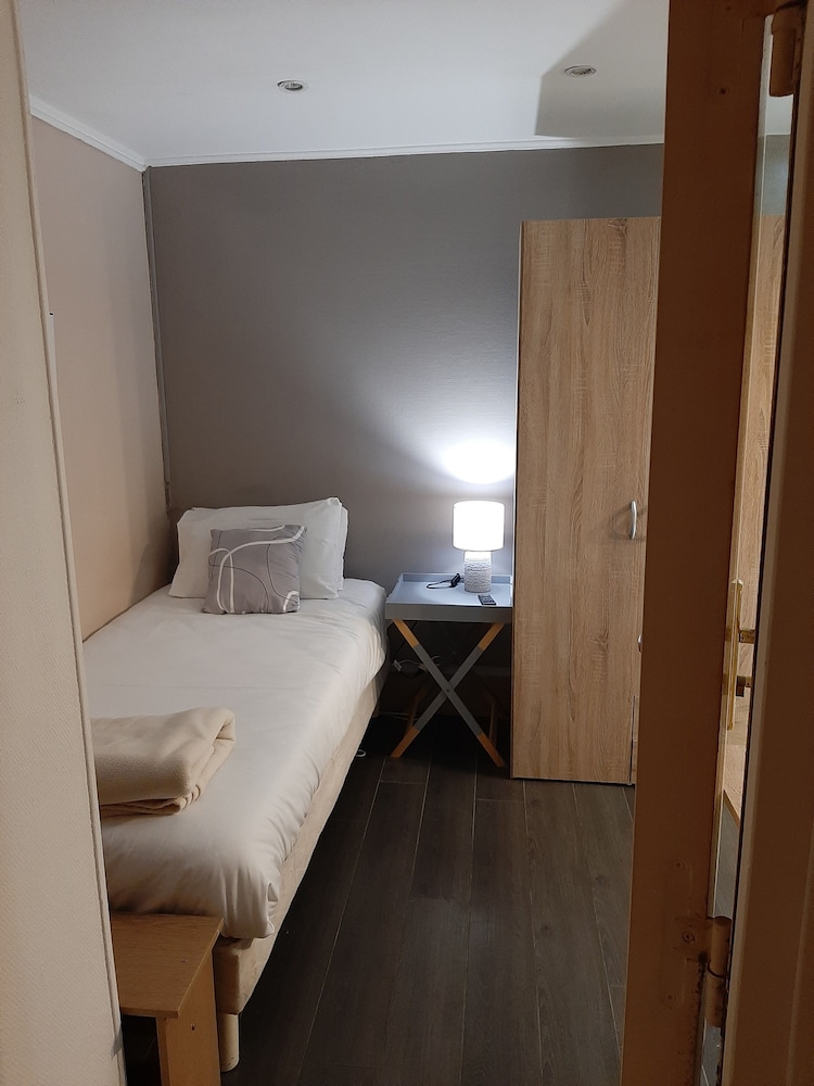 ROOM, SINGLE