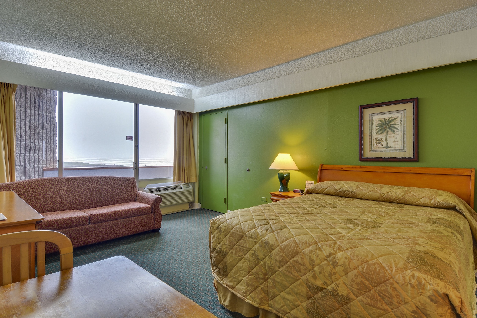 EFFICIENCY, STANDARD, QUEEN BED, OCEAN FRONT, KITCHENETTE