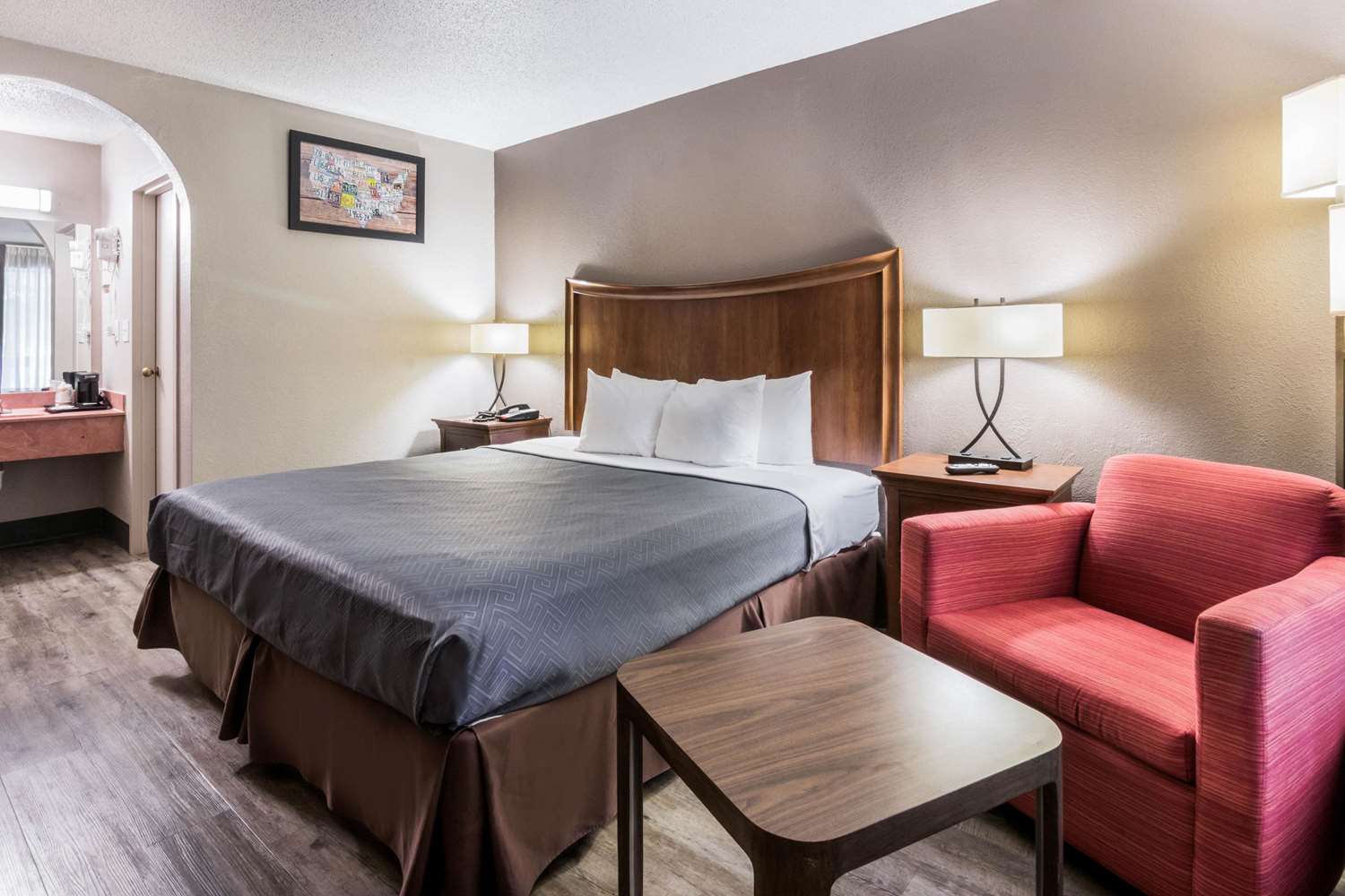 غرفة بسرير كينج للمدخنين، Econo Lodge Gainesville Downtown Area 2/3
