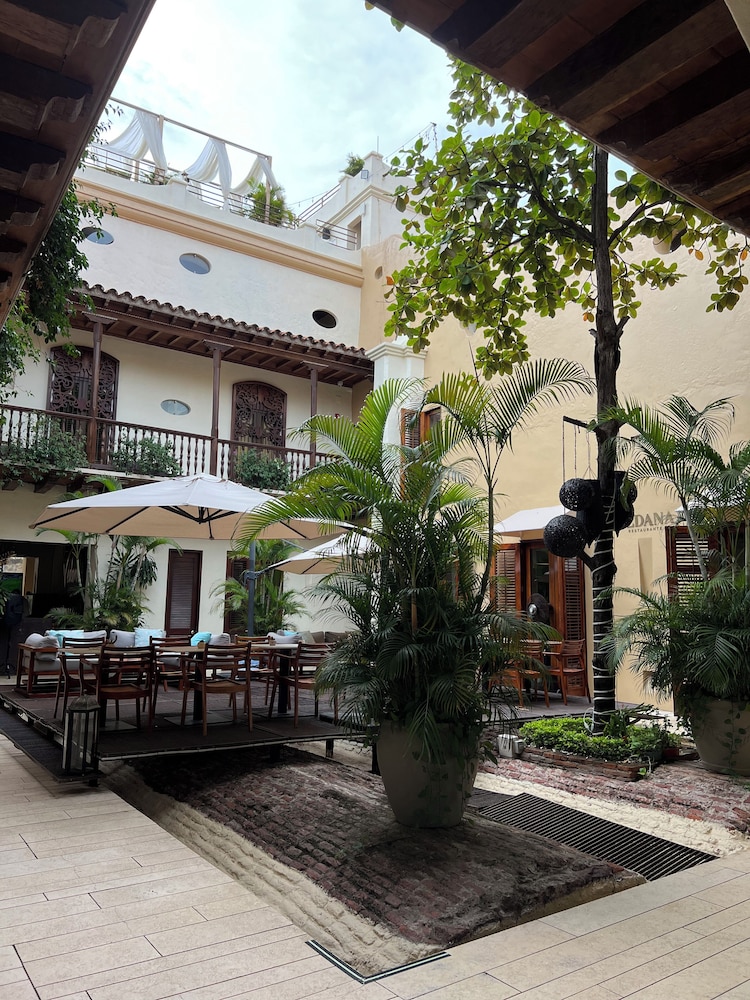 Ananda Hotel Boutique 4/70