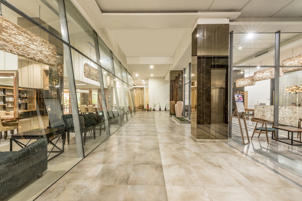 Grande Valore Hotel and Serviced Apartment (ex Oakwood Residence Cikarang) 40/68