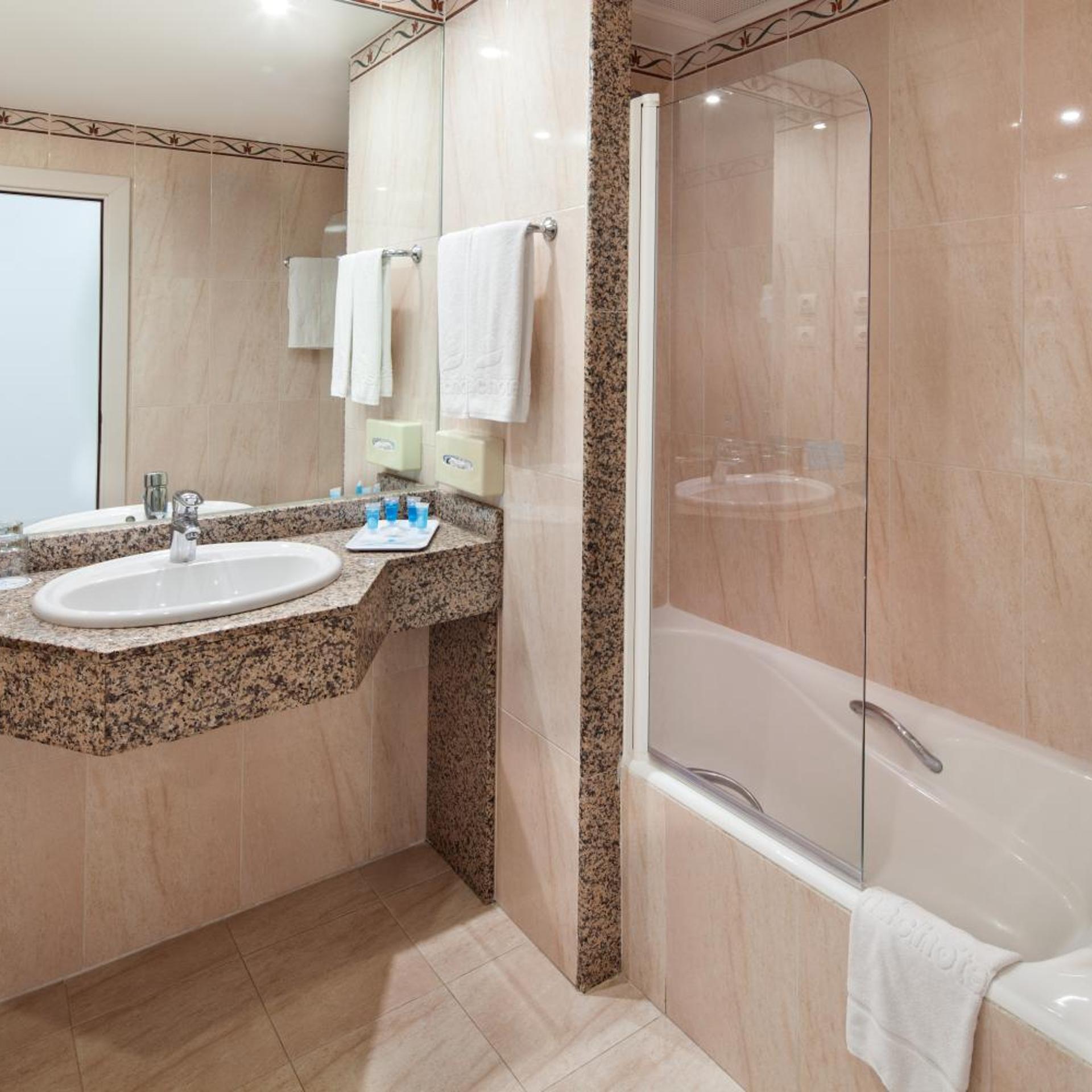 غرفة بسرير مزدوج بإطلالة على المسبح، Hotel Mac Puerto Marina 2/2