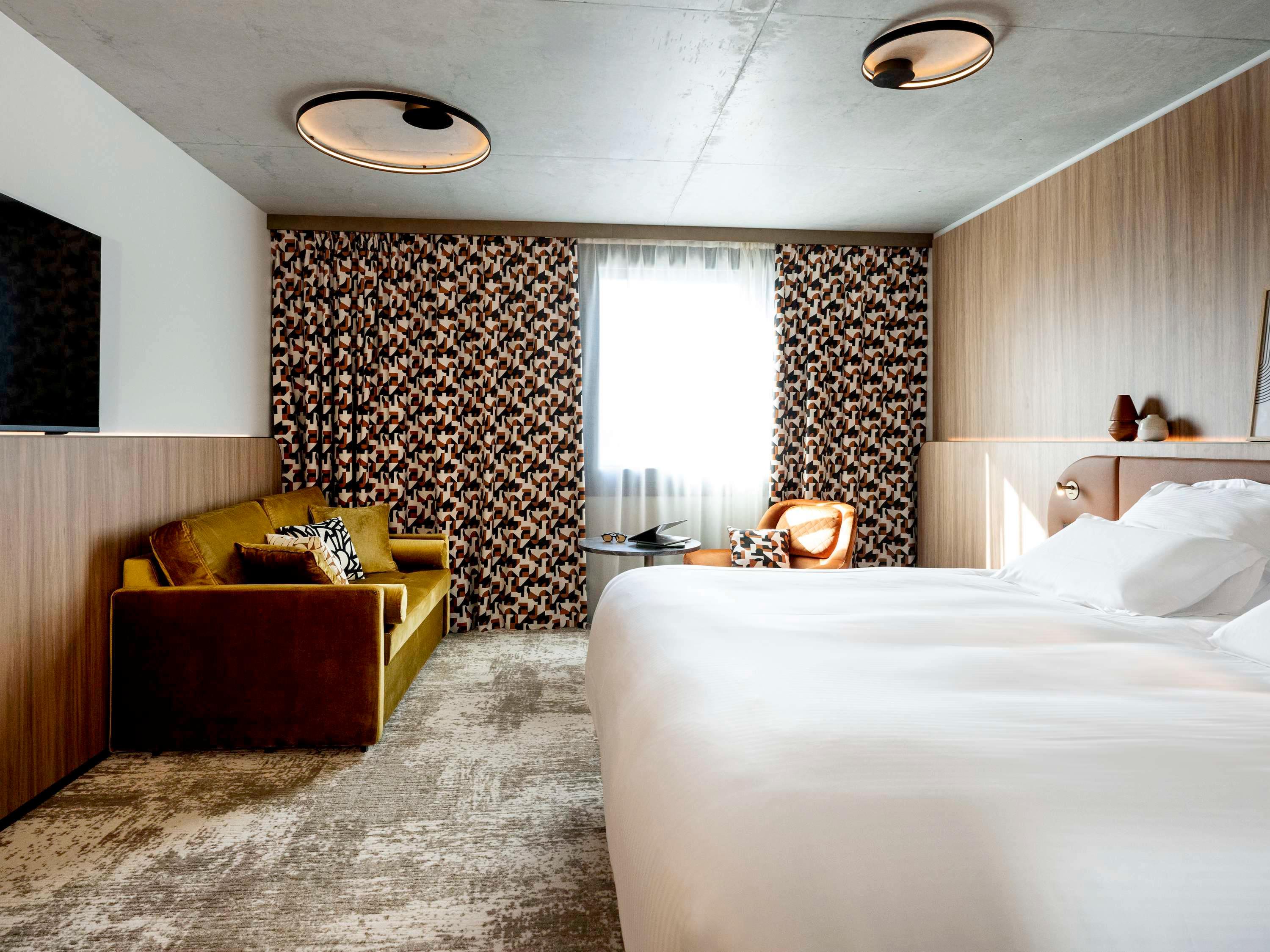 EXECUTIVE, DOUBLE BED, SOFA