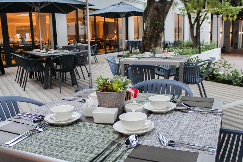 Indaba Hotel 65/83