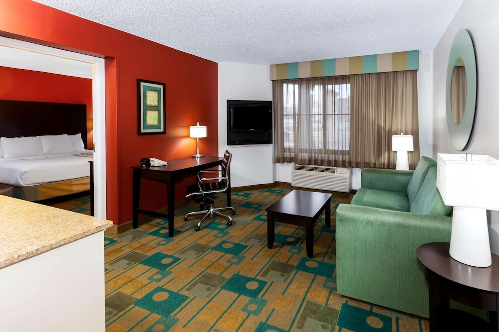 La Quinta Inn Suites Milwaukee Glendale Bayshore 23/37