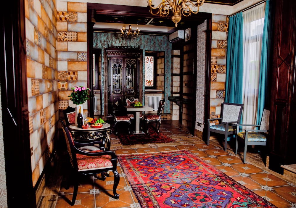 Royal Antique Hotel 45/50