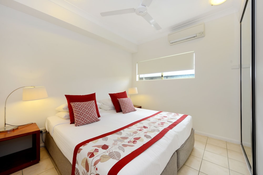 Central Plaza Port Douglas 12/63