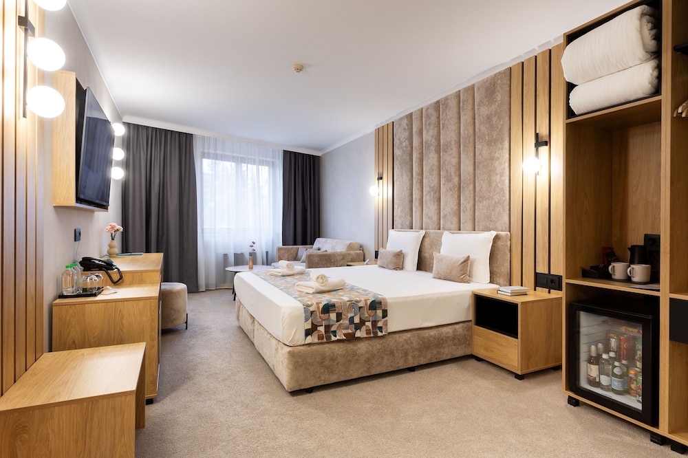 Deluxe, Queen Bed, Sofa