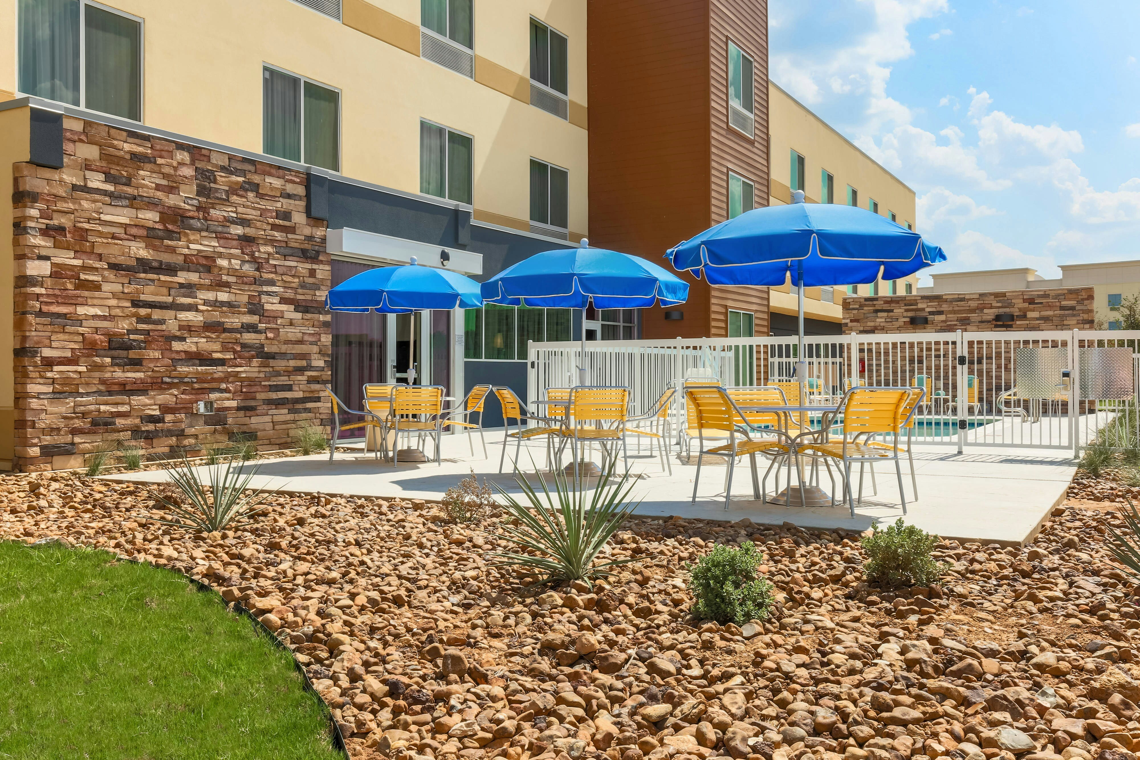 FAIRFIELD INN & SUITES COTULLA 9/10