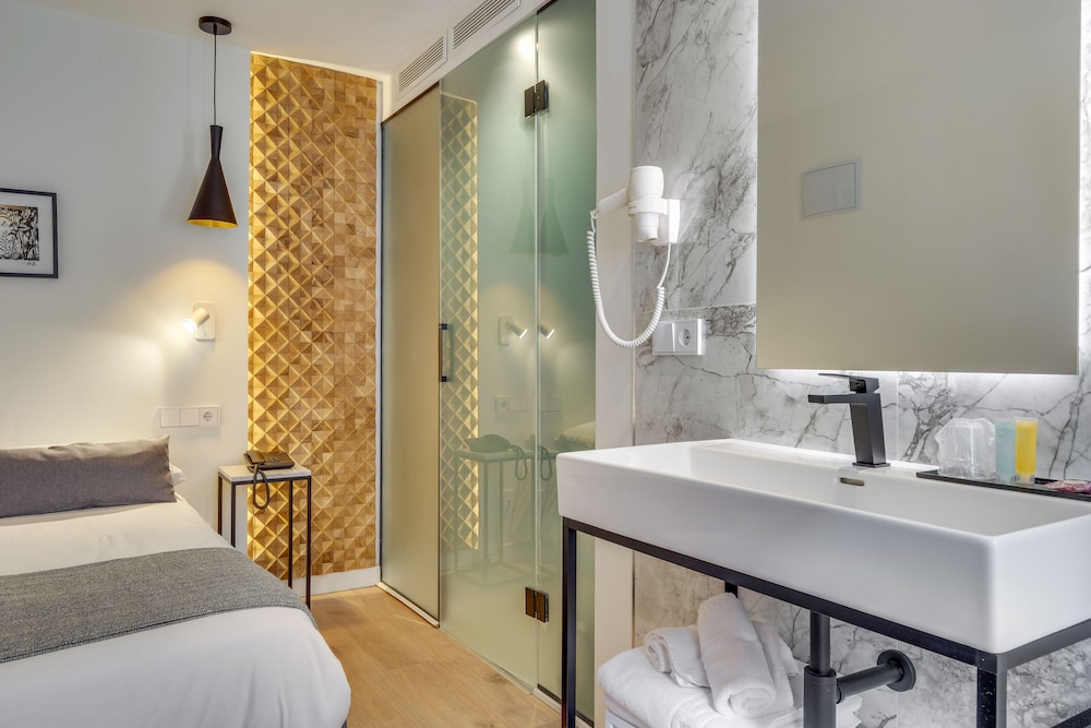 HOTEL BEAUSEJOUR 12/29