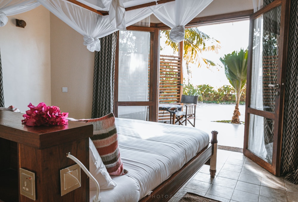 DELUXE, QUEEN BED, OCEAN VIEW
