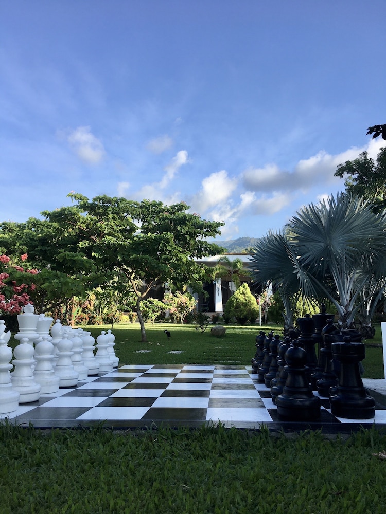 Paraiso Rainforest and Beach Hotel 46/48