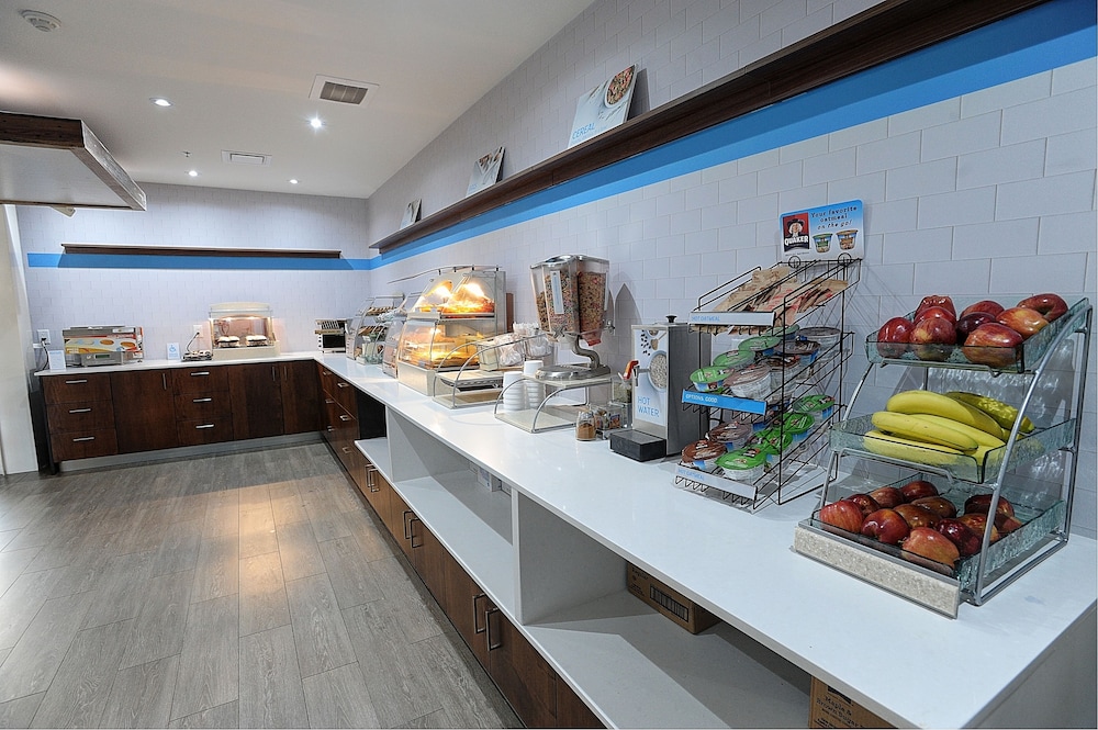 Holiday Inn Express Suites Toronto Airport West 44/55