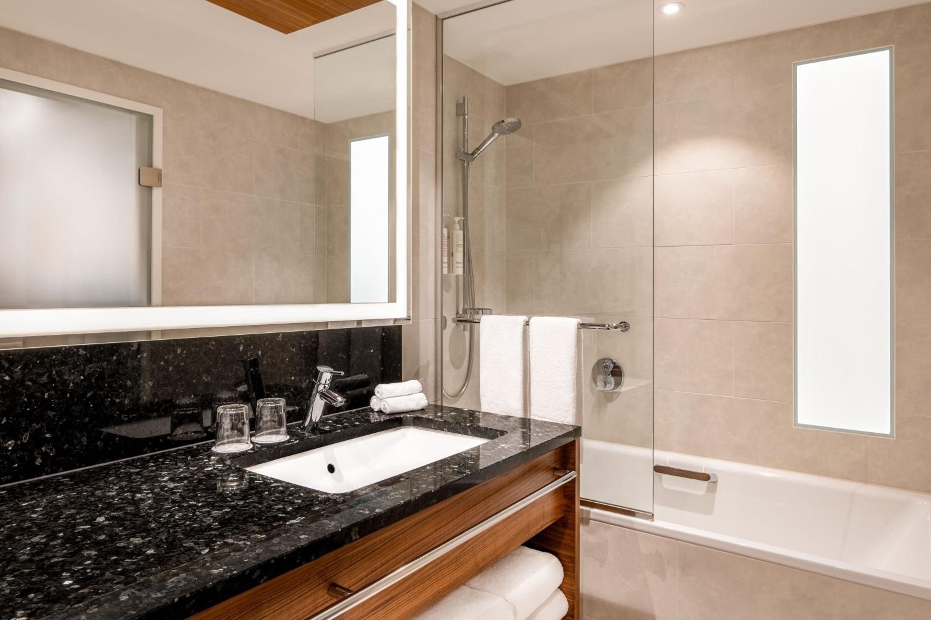 غرفة تنفيذية بسريرين مزدوجين مع دخول صالة النادي، Vienna Marriott Hotel 10/10