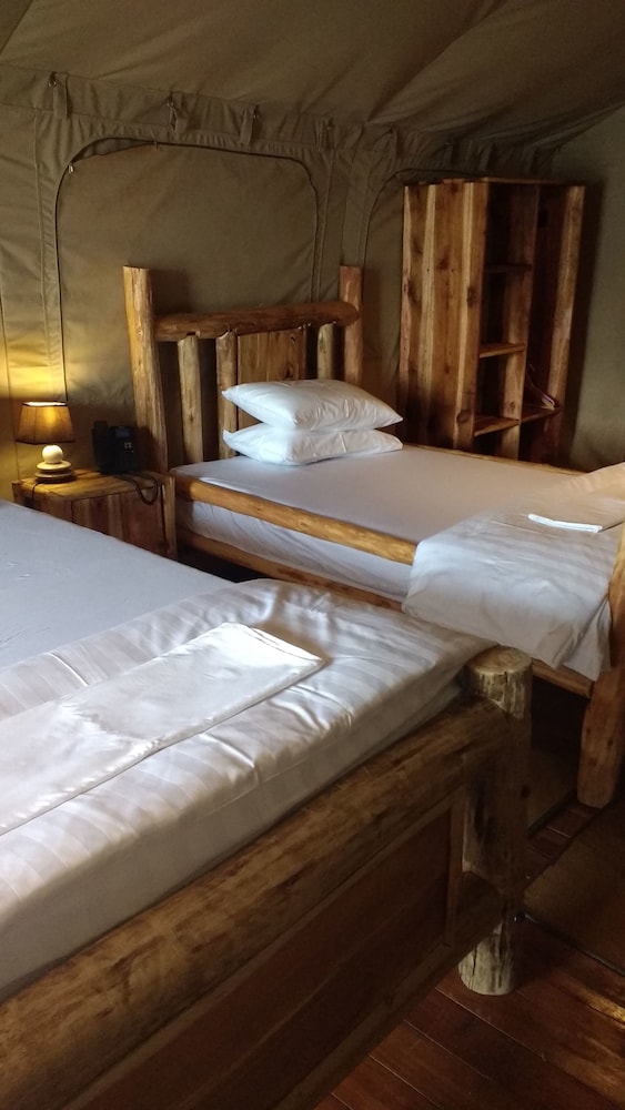 WAG HILL LODGE AND SPA 30/81