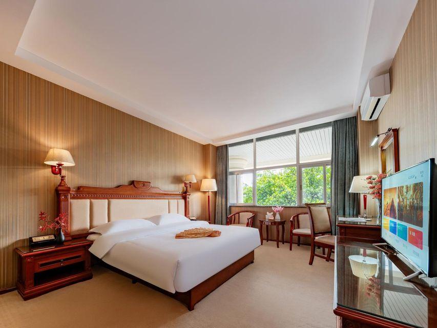 Elegant, Queen Bed