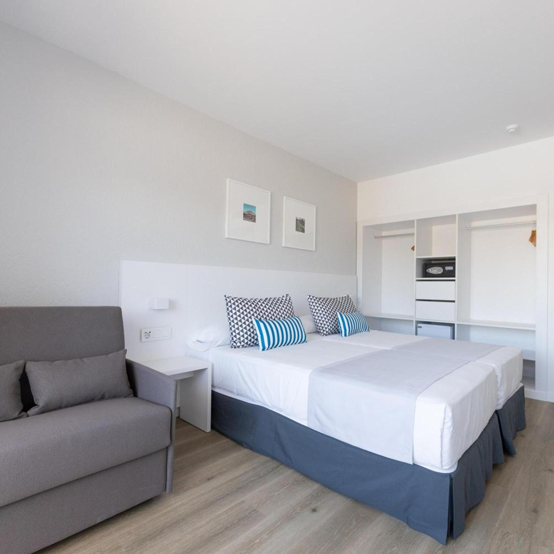 ROOM, DOUBLE OR TWIN BED