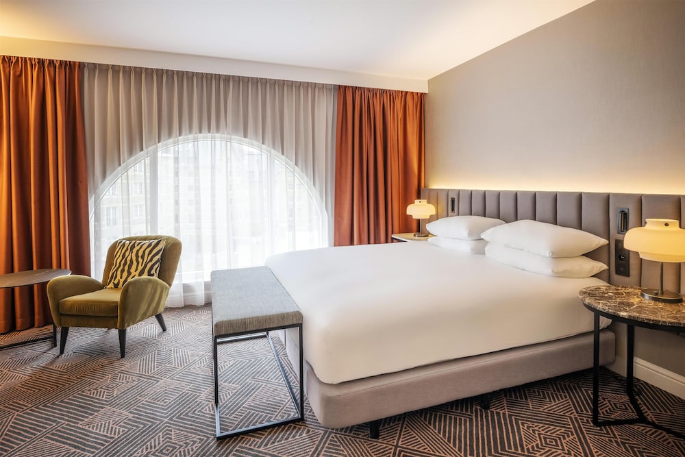 غرفة عائلية بسرير كينج وسرير بطابقين، Hilton Brussels Grand Place 2/3