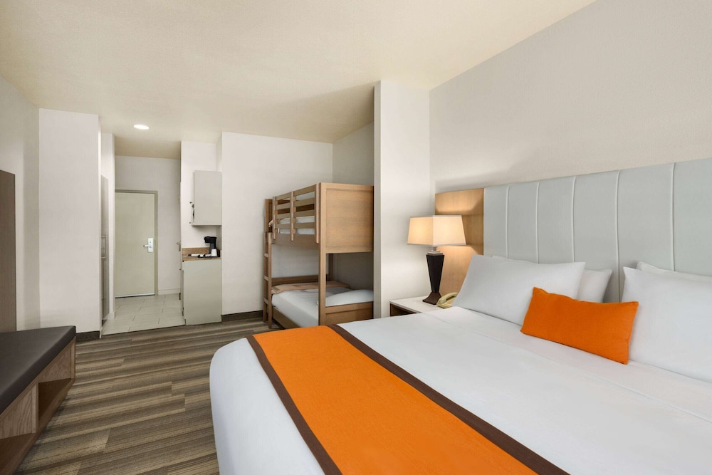 Hotel Marguerite Anaheim/Garden Grove, Trademark Collection 11/50