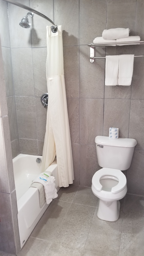 Travel Inn By OYO Omaha 10/22