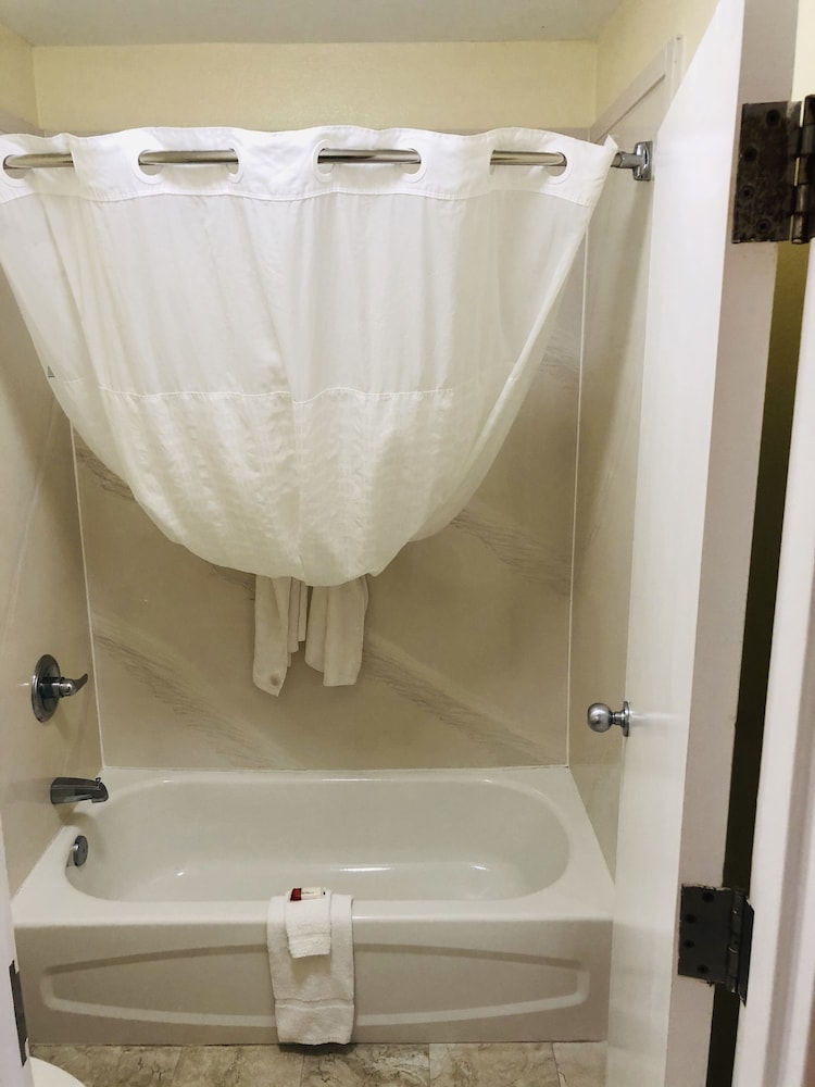 Days Inn & Suites by Wyndham Navarre - near Beaches/Hurlburt 22/27