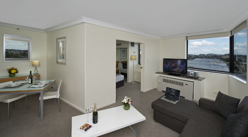 PARK REGIS NORTH QUAY 30/58