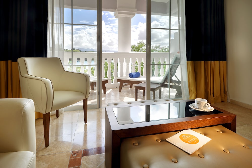 Grand Palladium Lady Hamilton Resort and Spa 37/42