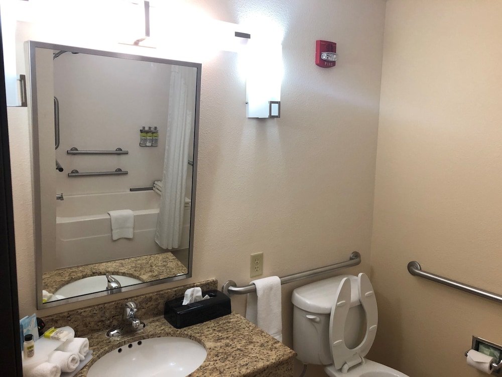 Holiday Inn Express Hotel Suites Concordia Us81 22/59