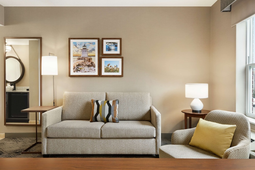 Hampton Inn Suites Exeter 39/52