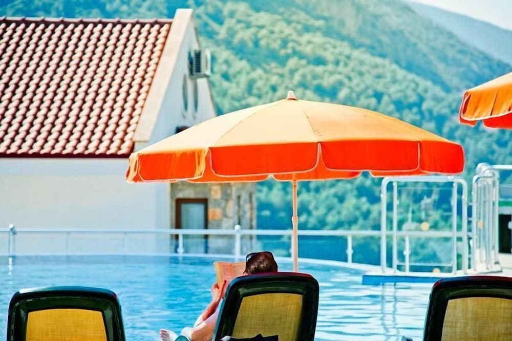 Tropical Deluxe Hotel 32/50