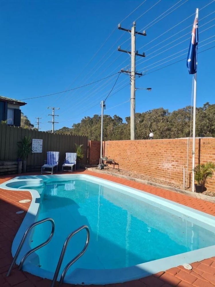 Lake Macquarie Motor Inn 25/50